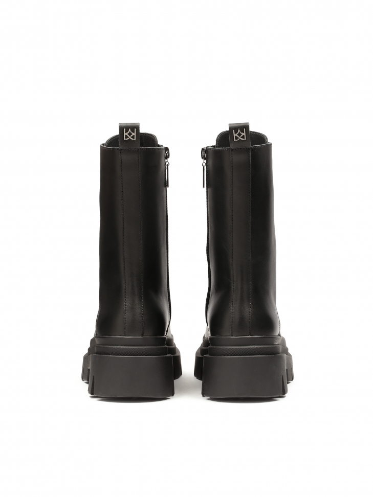 Czarne trzewiki w militarnym stylu