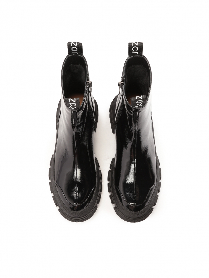 Lakierowane botki na suwak