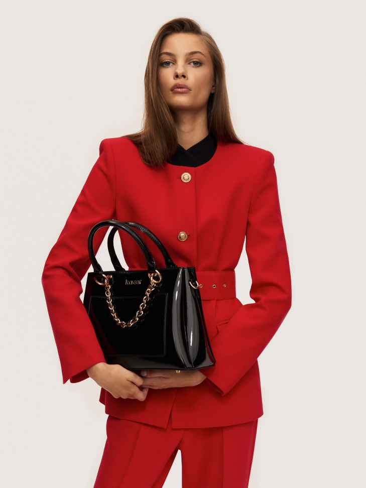 Elegancka lakierowana torebka kuferek ozdobiona łańcuszkiem
