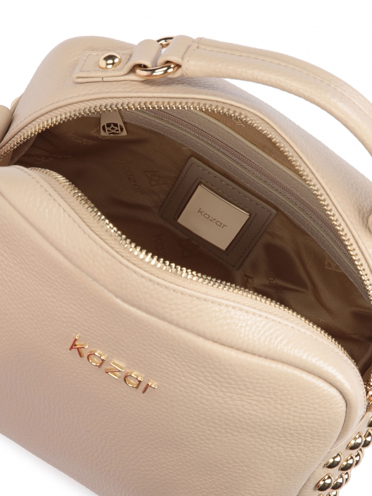 Torebka ze skóry zdobiona nitami