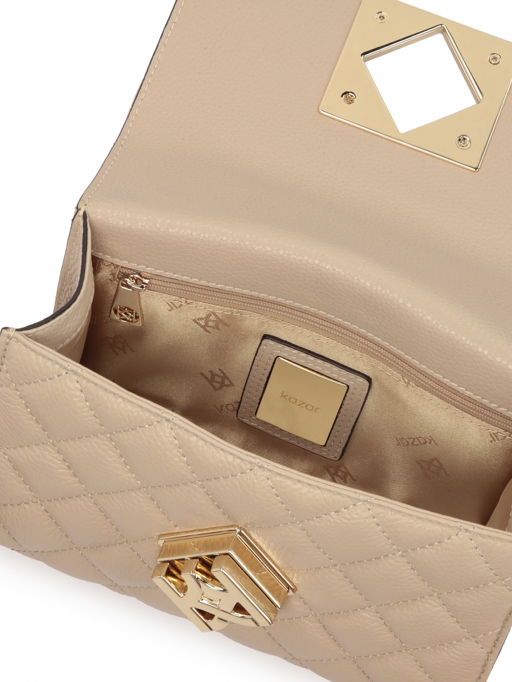 Pikowana beżowa torebka na otym łańcuszku