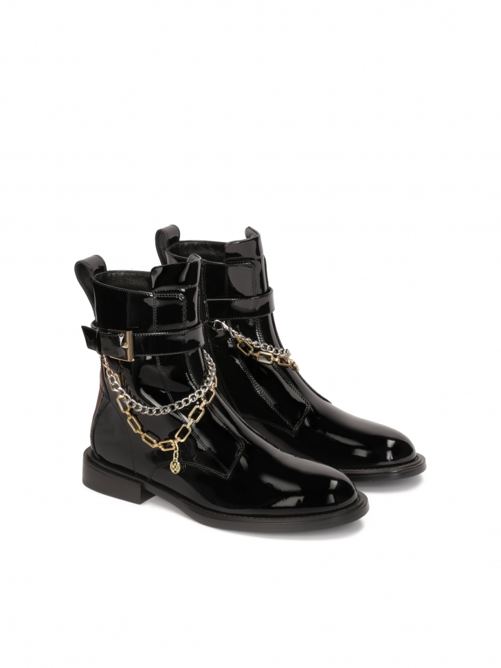 Lakierowane botki zdobione łańcuszkami