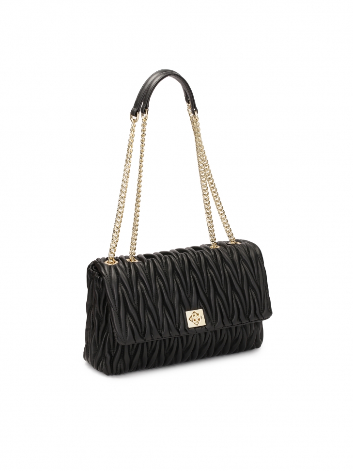 Pikowana czarna torebka na łańcuszku