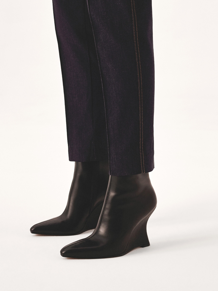 Czarne botki na finezyjnym koturnie