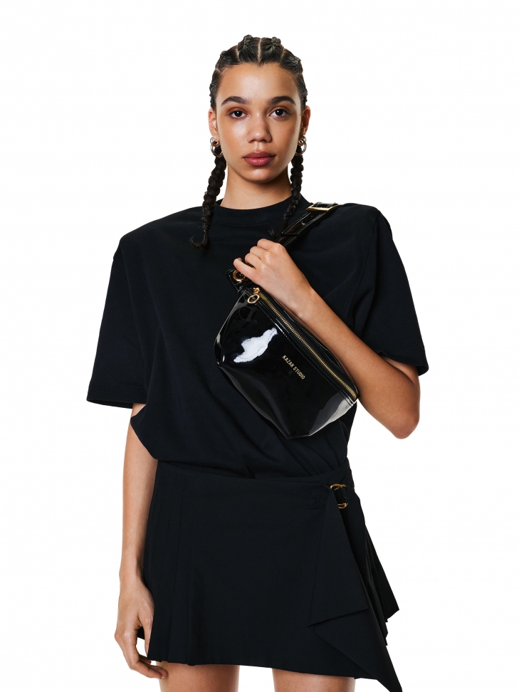 Lakierowana torebka typu nerka