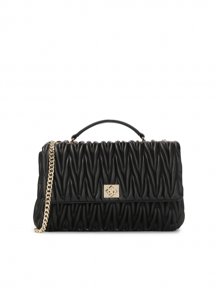 Pikowana czarna torebka na łańcuszku