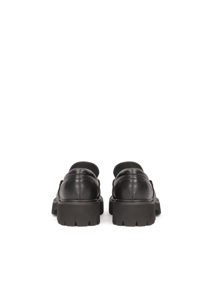 Czarne półbuty na podeszwie z bieżnikiem