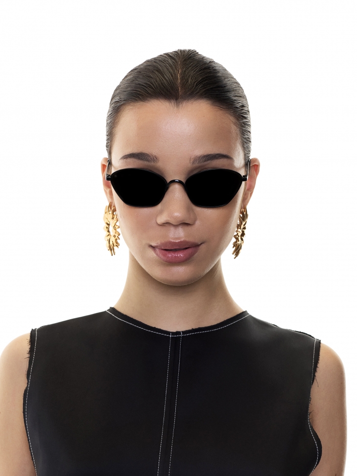 Czarne okulary przeciwsłoneczne z metalową oprawką