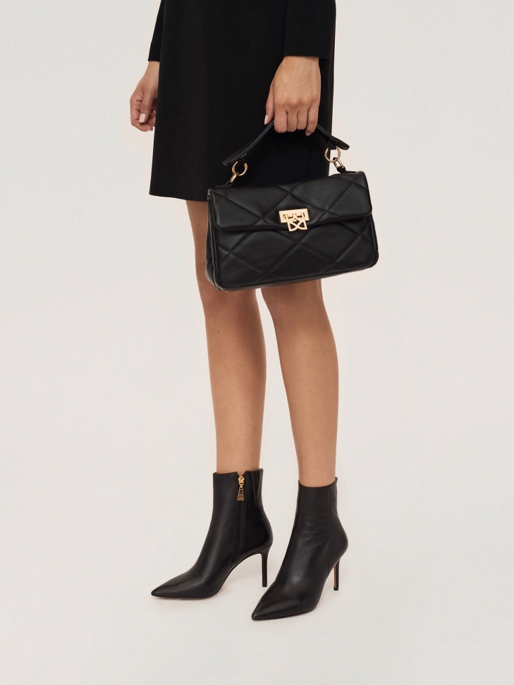 Czarna torebka w pikowany wzór wyposażona w rączkę