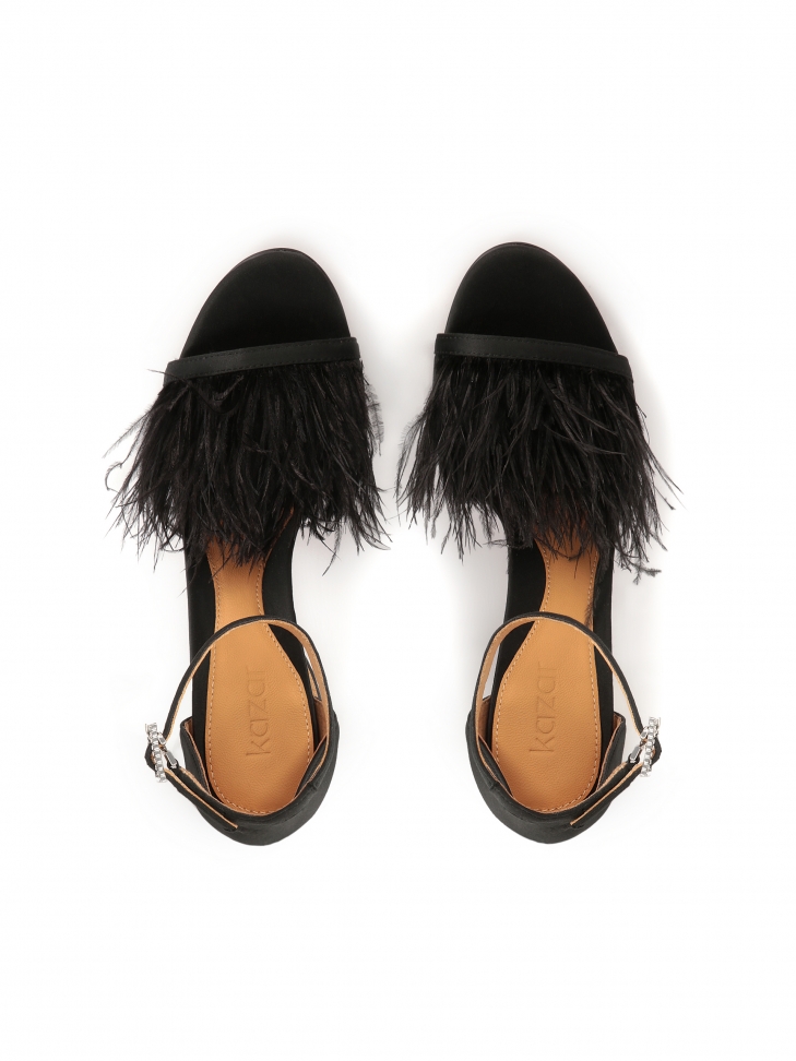Czarne sandały zdobione piórami