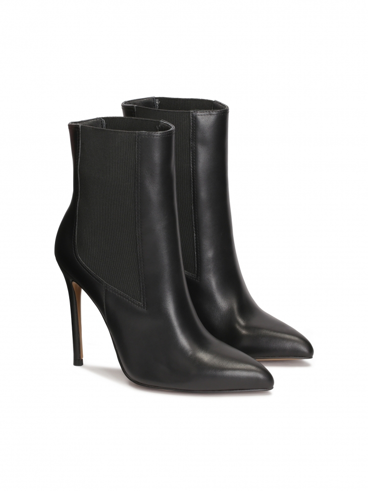 Czarne wsuwane botki na smukłym obcasie