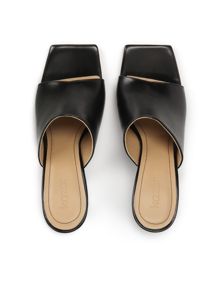 Czarne klapki na obcasie z kwadratowymi noskami