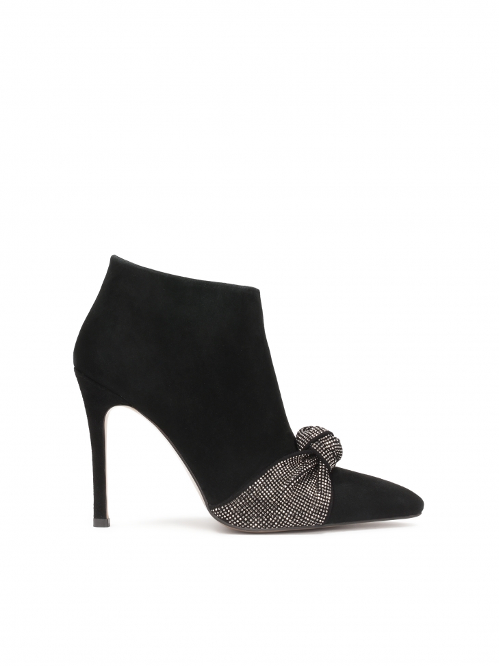 Botki na obcasie z błyszczącą ozdobą