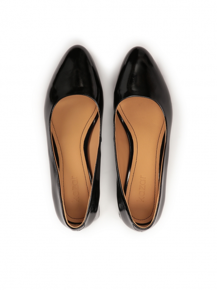 Lakierowane czółenka na niskim szerokim obcasie