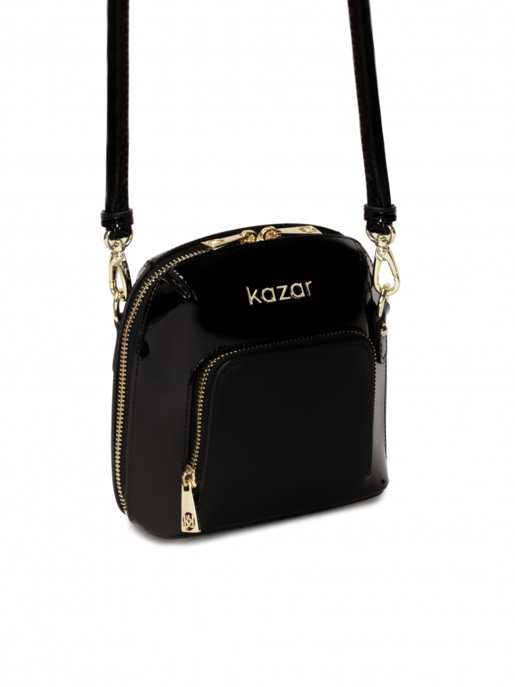 Czarna lakierowana torebka z kieszenią na przodzie