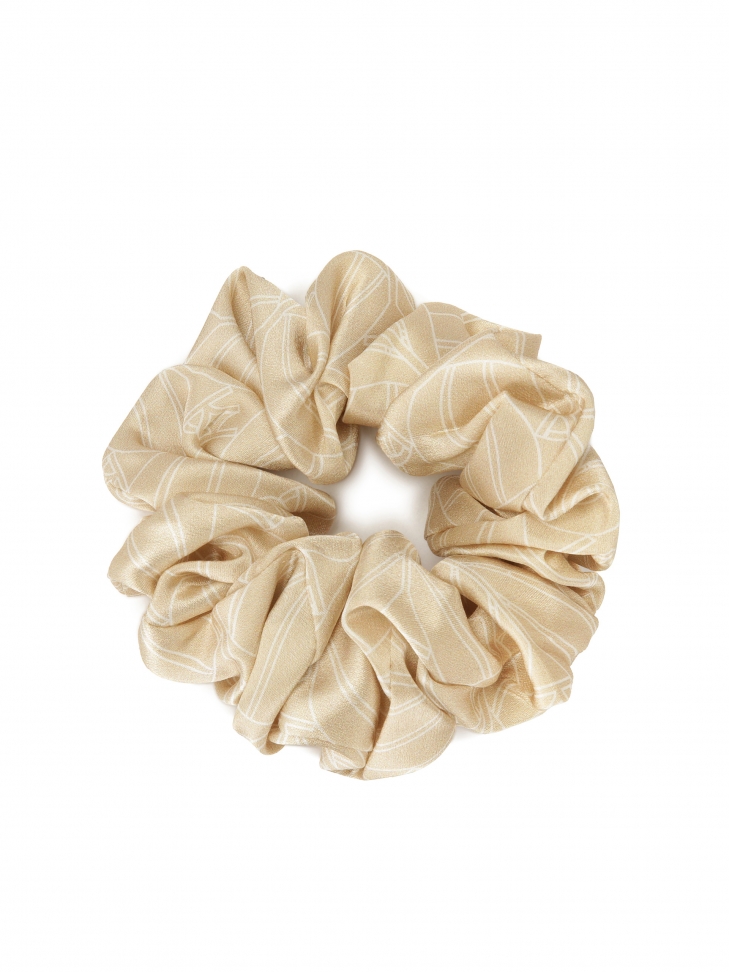 Beżowa gumka scrunchie w firmowy wzór