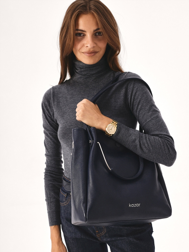 Granatowa torebka ze sztywnymi rączkami