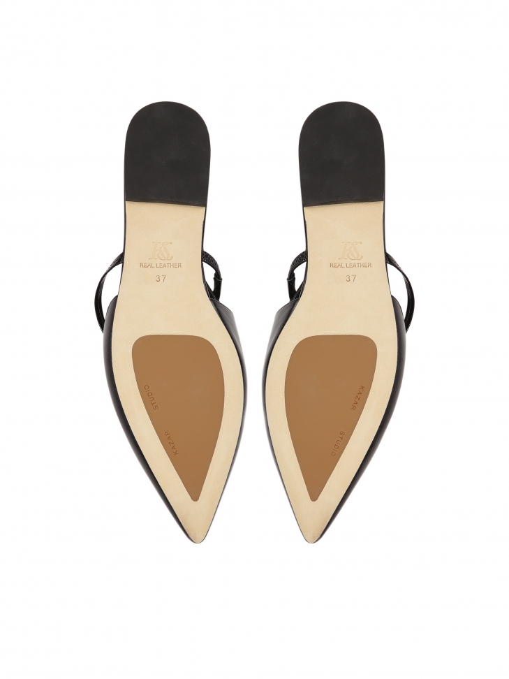 Czółenka na płaskiej podeszwie z otwartą piętą