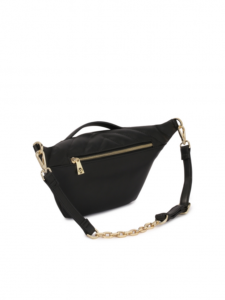 Czarna skórzana nerka ze skośnymi szwami