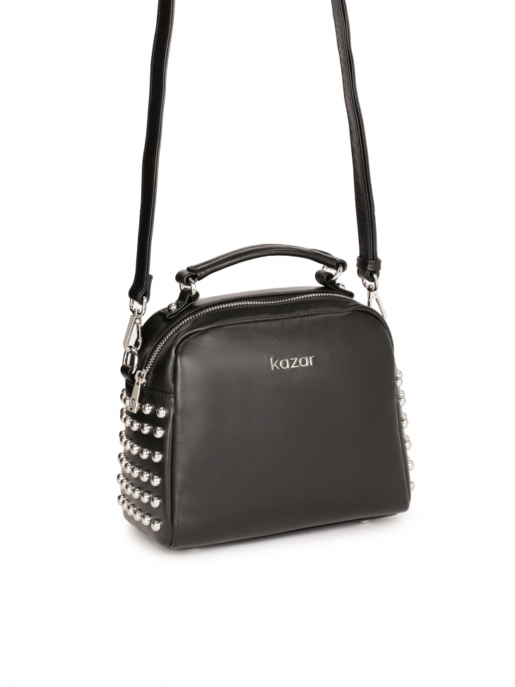 Czarna torebka ze srebrnymi metalami