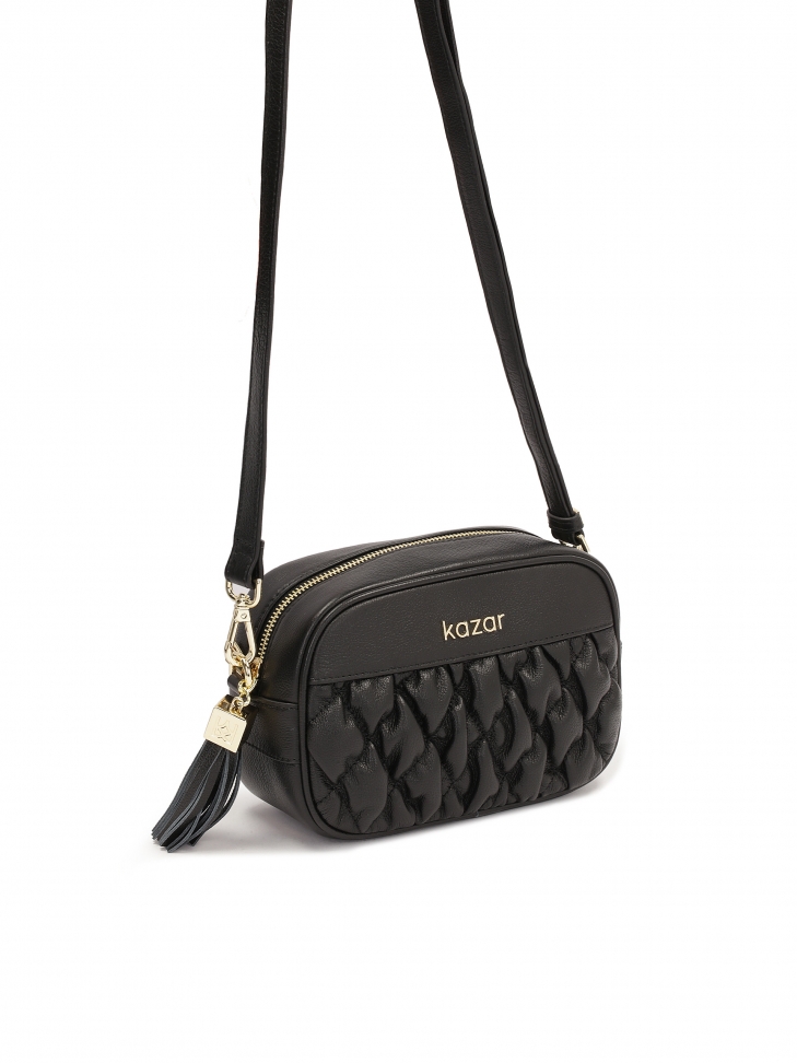 Czarna torebka z pikowaniem na przodzie