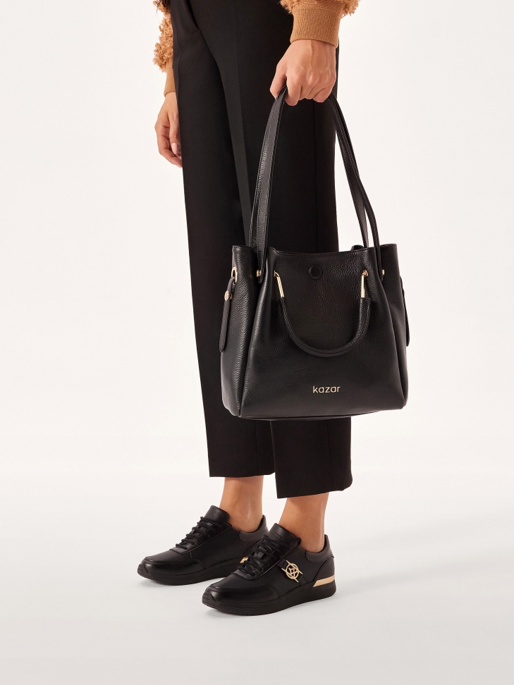 Czarne skórzane sneakersy zdobione otymi elementami