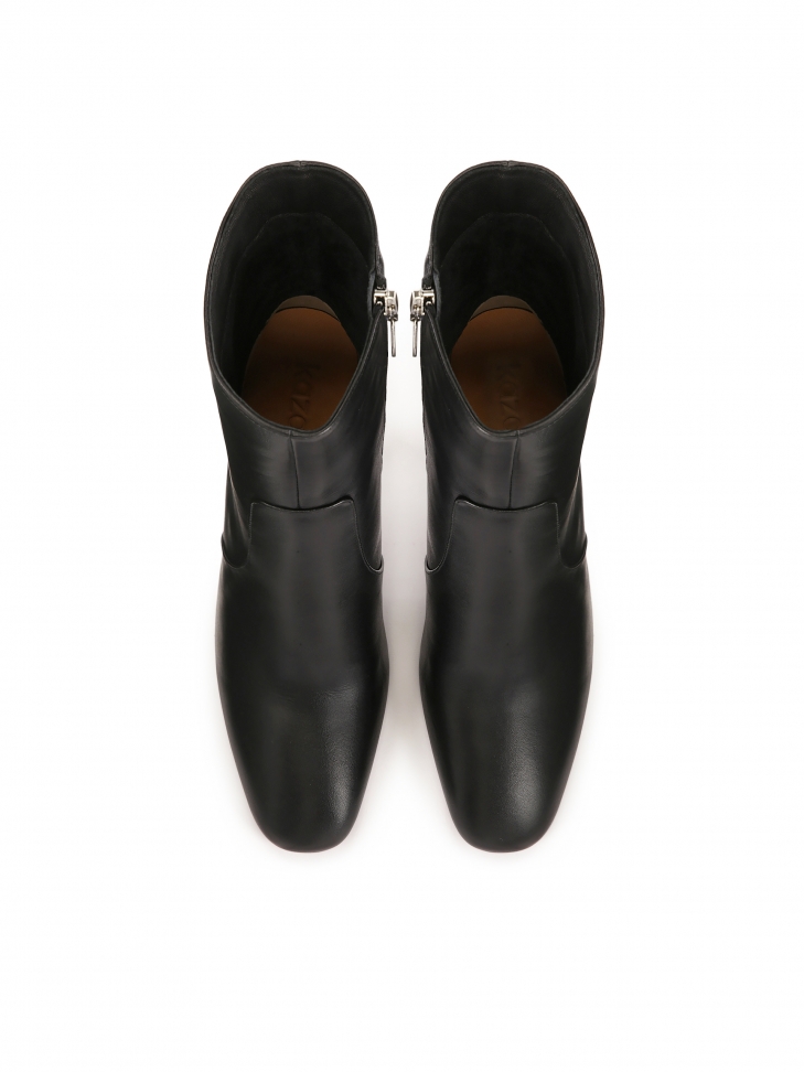 Czarne skórzane botki sięgające do łydki