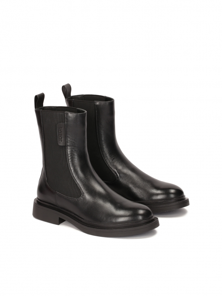 Klasyczne botki na płaskiej podeszwie z gumowymi panelami