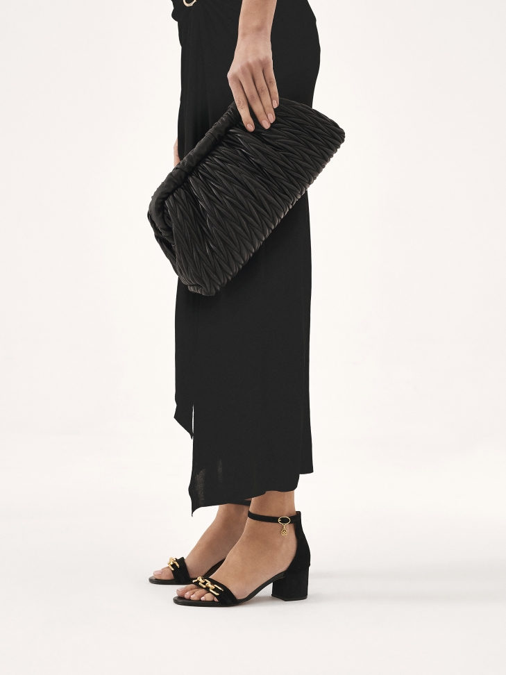 Zamszowe sandały z zaytą piętą i niskim obcasem