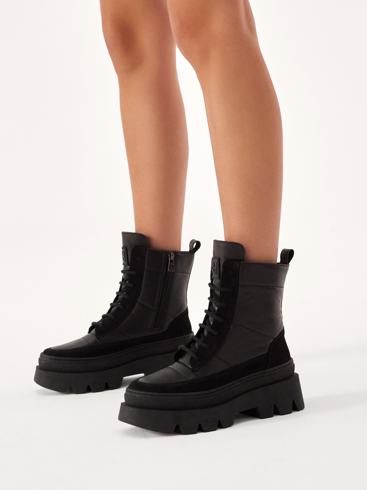 Trzewiki z łączonych materiałów na grubej podeszwie