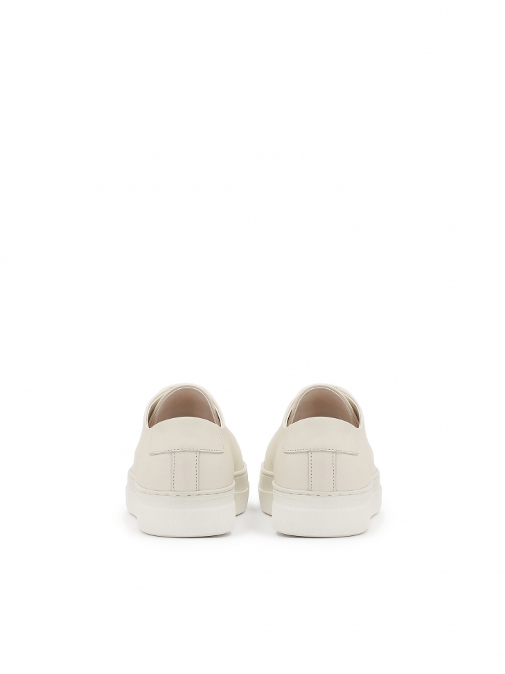 Białe skórzane sneakersy z prostą cholewką