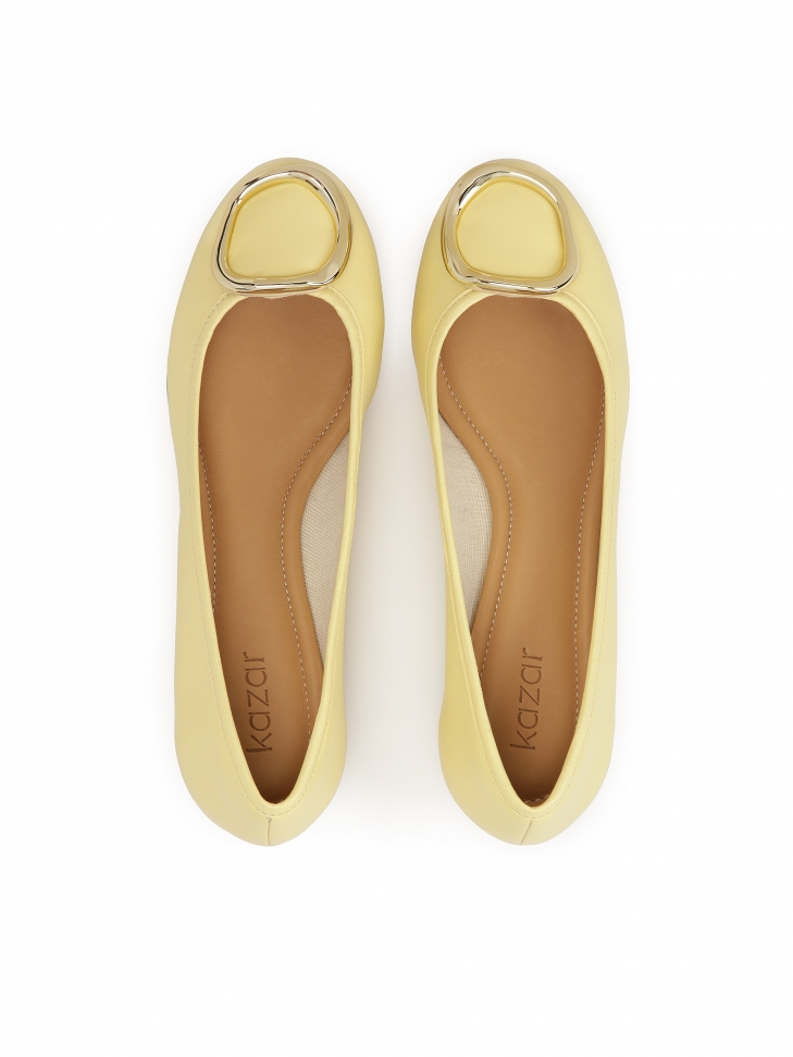 Wsuwane baleriny z metalową ozdobą