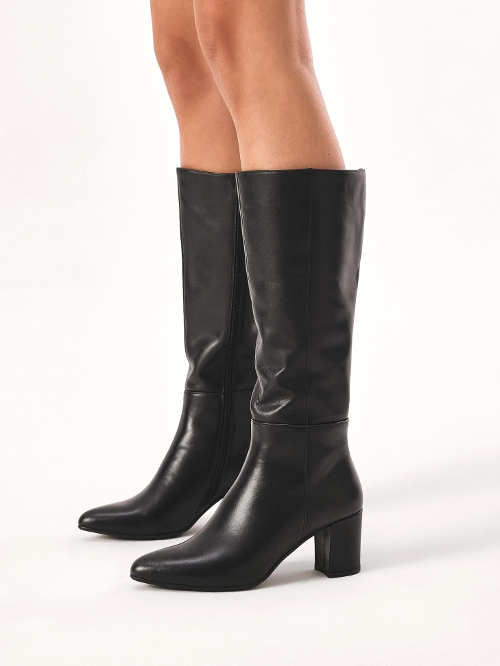 Czarne kozaki na słupku