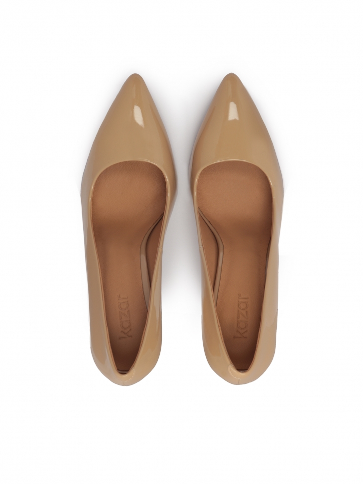 Klasyczne beżowe czółenka z lakierowanej skóry