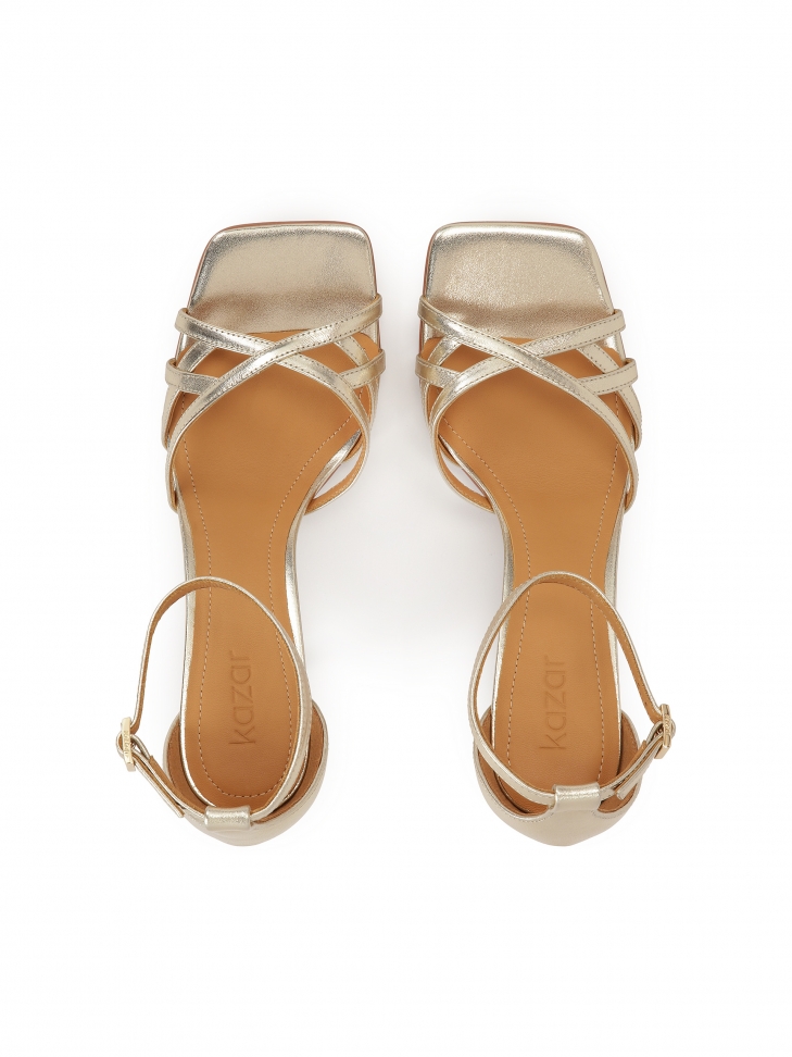 Złote czółenka z paseczkami i kwadratowym noskiem