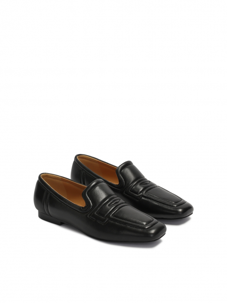 Czarne półbuty zdobione szwami