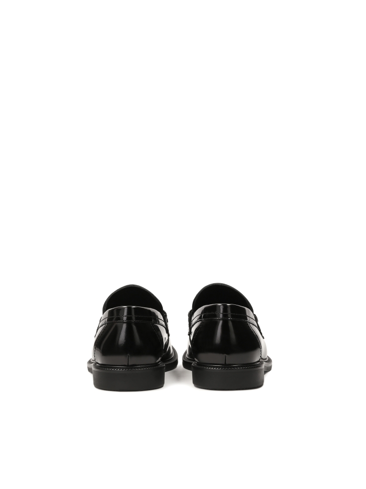 Wsuwane czarne loafersy z monogramem