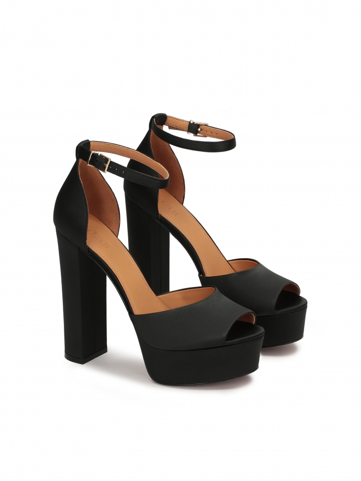 Czarne sandały z tkaniny na grubej platformie i słupku