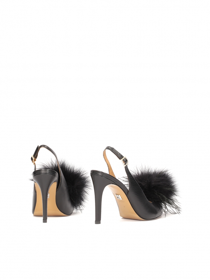 Zabudowane sandały z finezyjnymi piórami