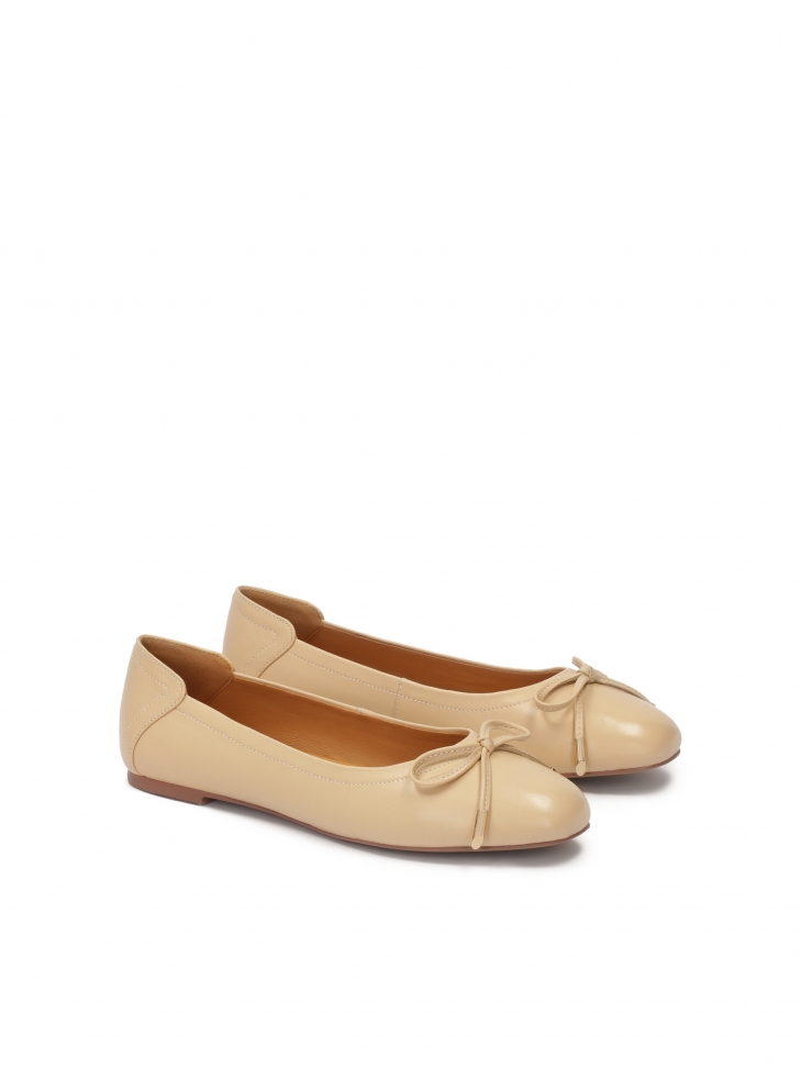 Beżowe baleriny z efektowną piętą