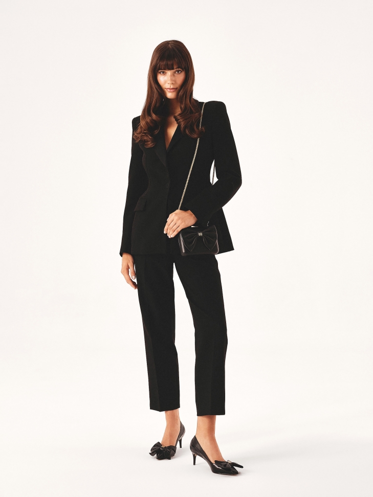 Czarna kopertówka z dużą kokardą na przodzie