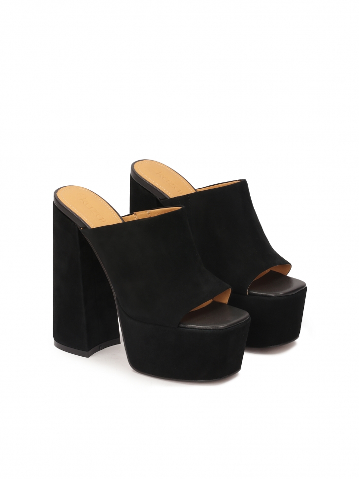 Czarne zamszowe klapki na słupku i platformie