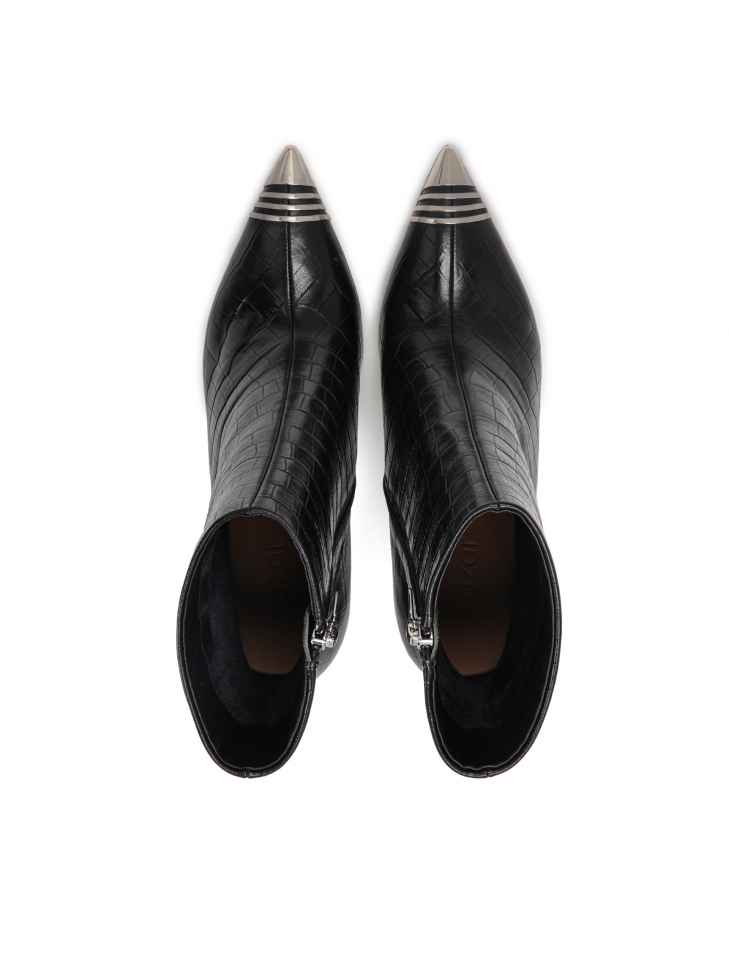 Kobiece botki z tłoczonej skóry ze spiczastym metalowym noskiem