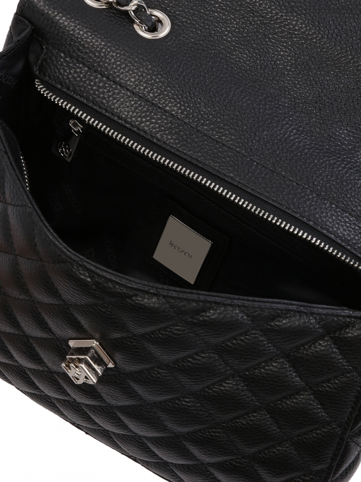 Pikowana torebka z łańcuchem przeplatanym skórzanym paskiem