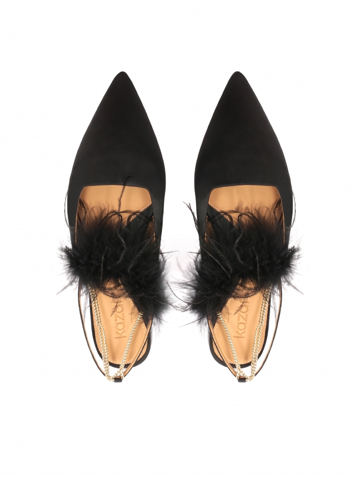 Czarne płaskie czółenka z łańcuszkiem i piórami