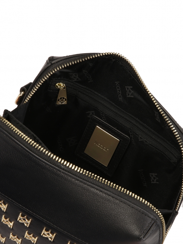 Uniwersalna czarna torebka z metalowymi monogramami