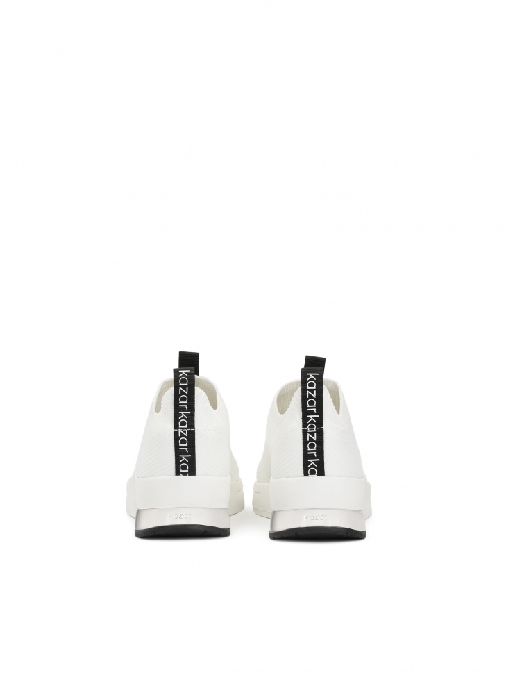 Białe wsuwane sneakersy z tkaniny