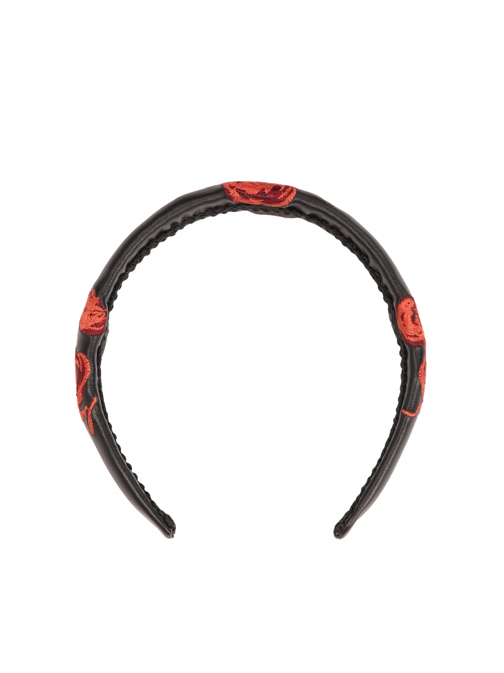 Czarna opaska w wyszywane czerwone kwiaty