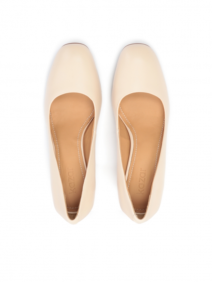 Beżowe czółenka na słupku z metalową wstawką