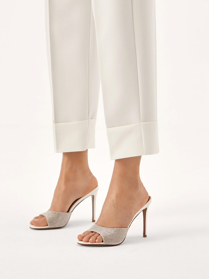 Białe skórzane klapki wedding z yształkami